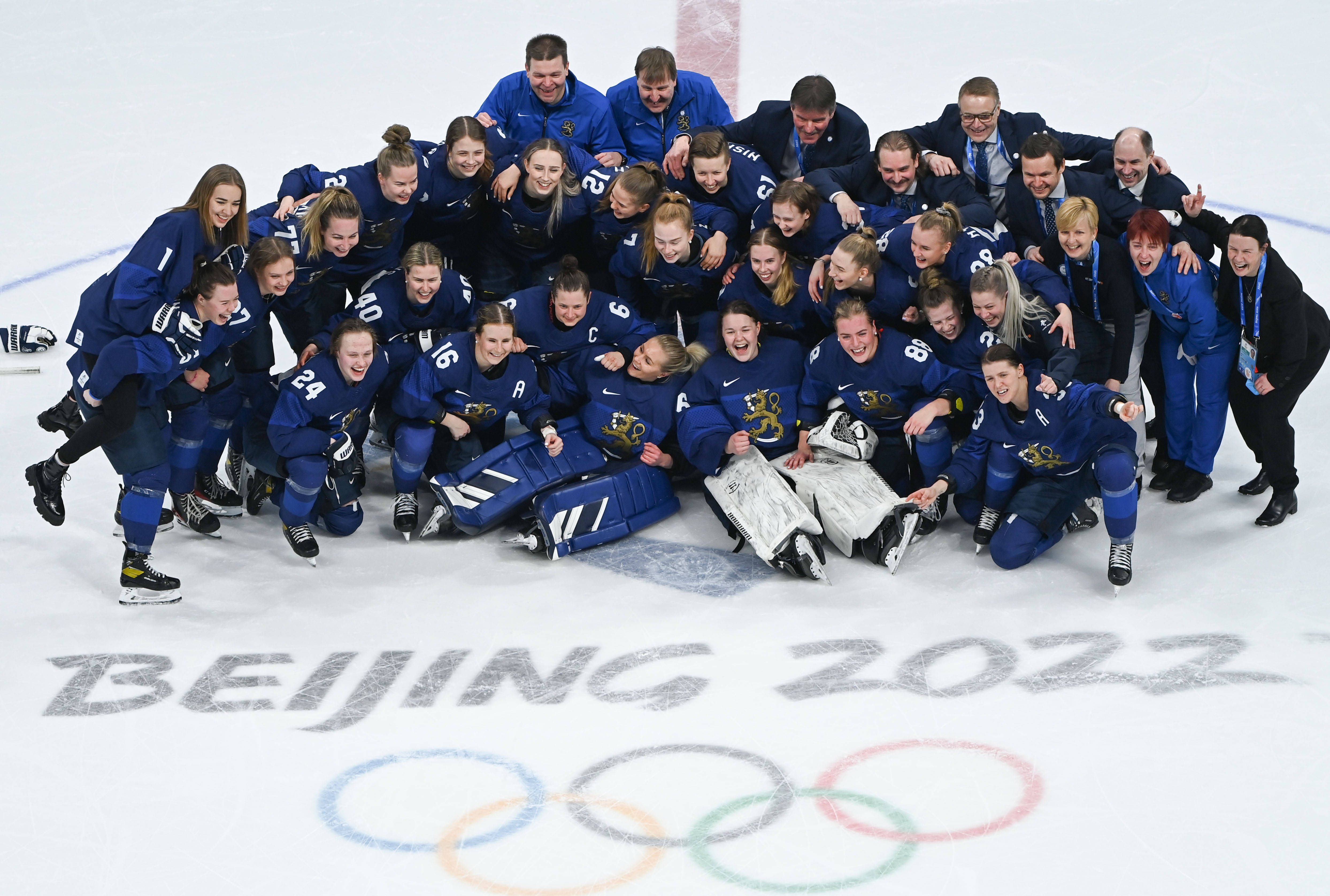 开云sport-贵州队励志晋级季后赛，球员庆祝合影