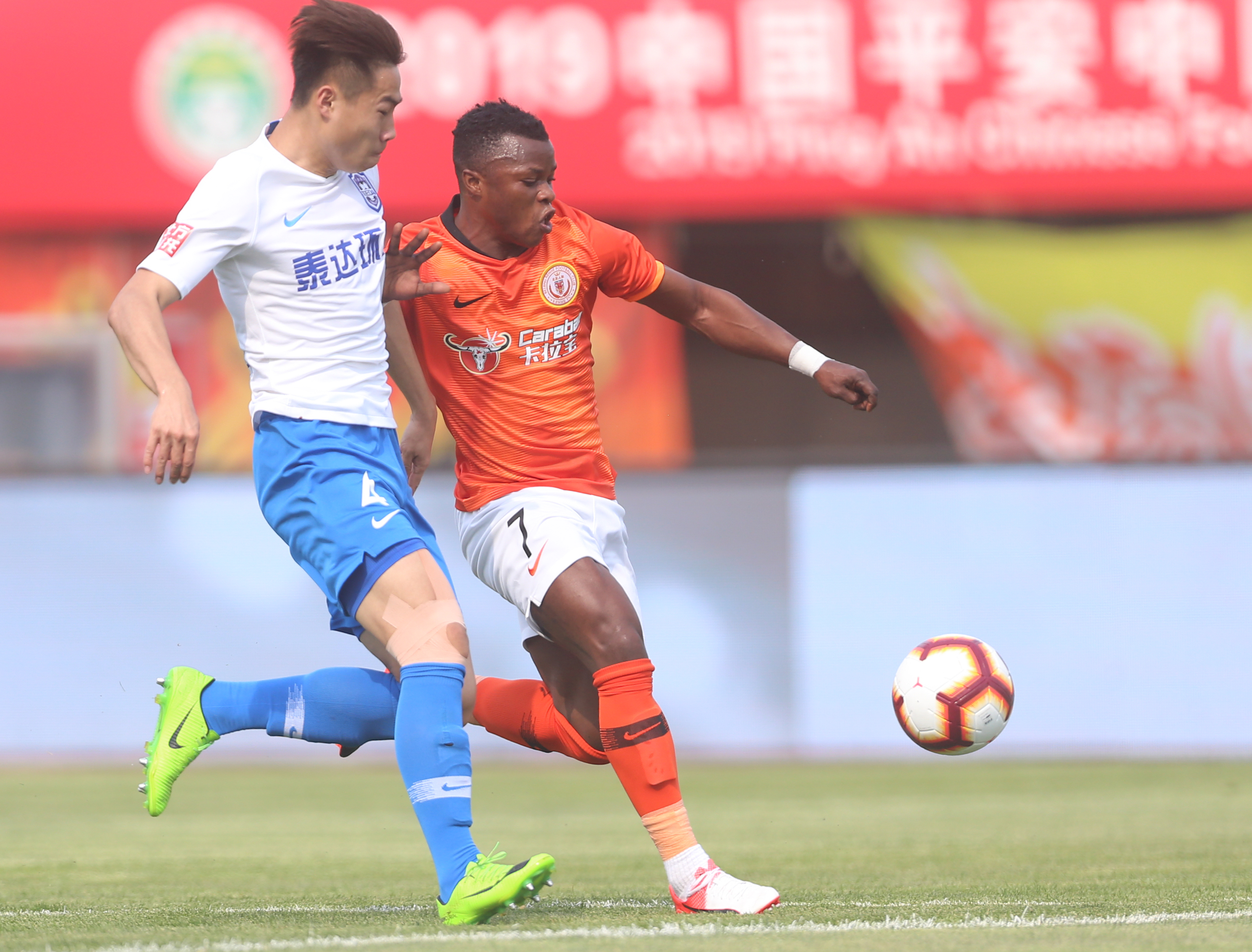 联赛曝光瞬间：天津泰达球员勇夺个人荣誉内部向上的简单介绍