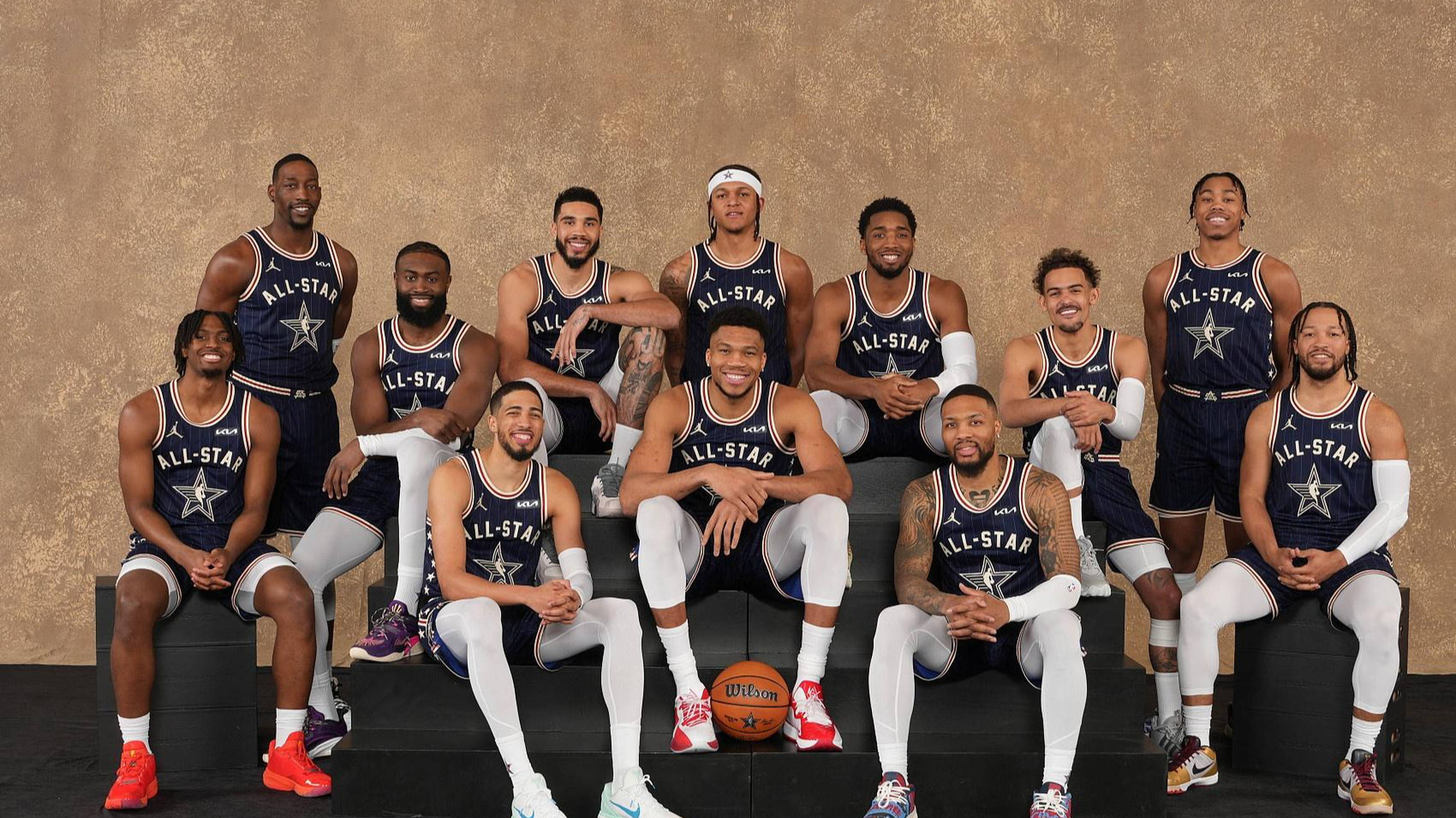 开云体育入口-篮球明星的私人生活曝光,引发球迷围观的简单介绍