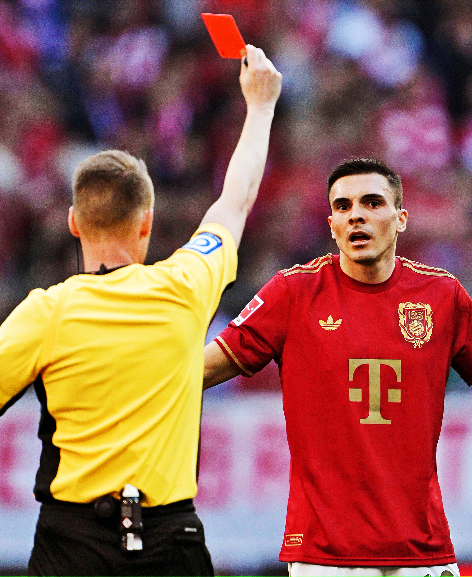 包含勒沃库森队士气高涨备战主场比赛的词条