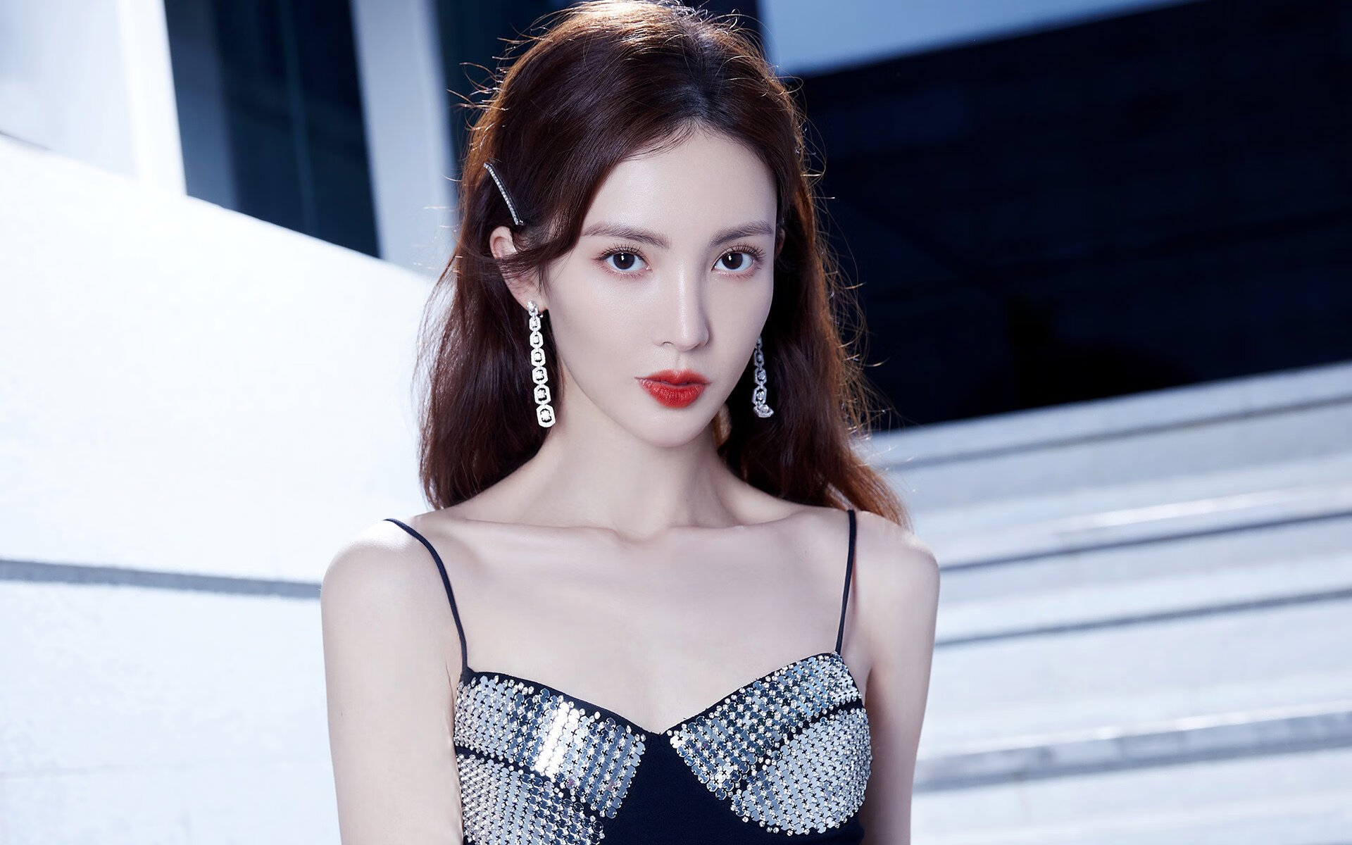 开云体育登录-双星共振,当F1极速流光映照出篮球场的风暴之眼